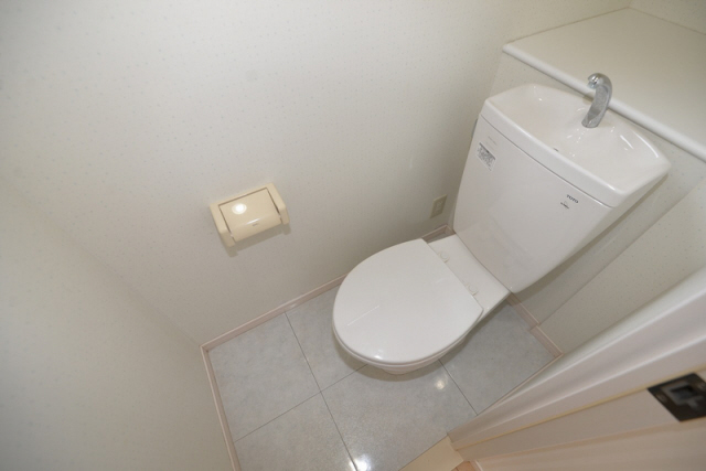 トイレ　落ち着いた色調のトイレです