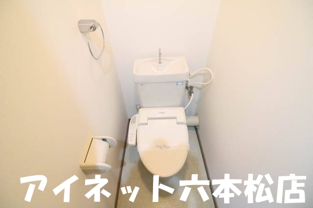 トイレ　嬉しいウォシュレット付です