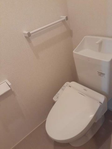 トイレ　落ち着いた色調のトイレです