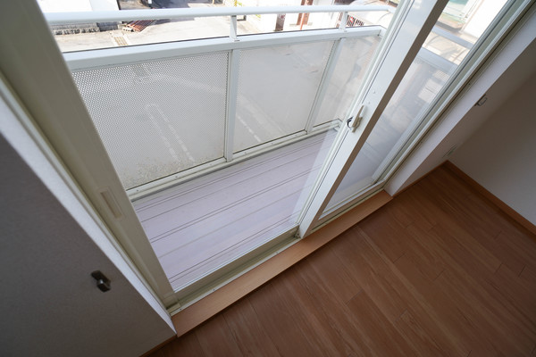 バルコニー　同じ建物の別の部屋