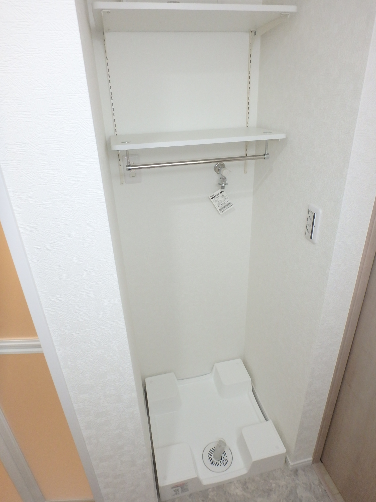その他設備　可動式の棚が嬉しい、室内洗濯機置場