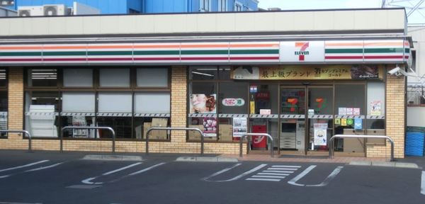コンビニ　セブンイレブン足立花保南店（コンビニ）まで641m
