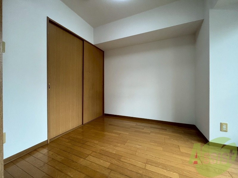 その他部屋・スペース　寝室です。明るい日差しが窓から差し込みます。