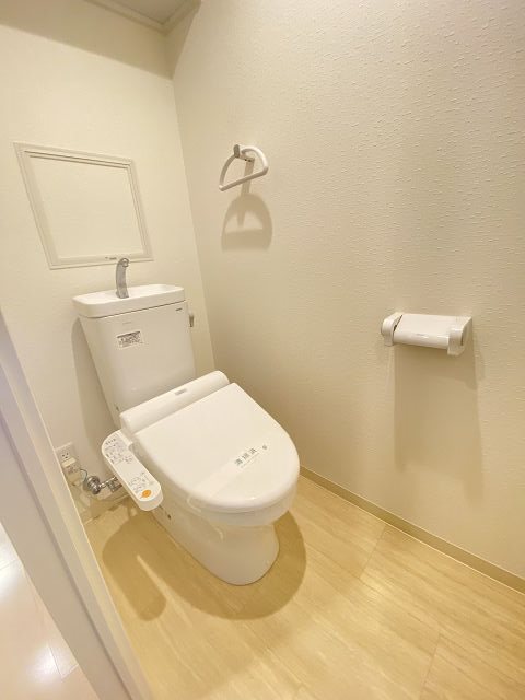 トイレ　落ち着いた色調のトイレです