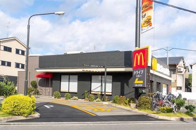 飲食店　マクドナルド 高槻富田店（飲食店）まで321m