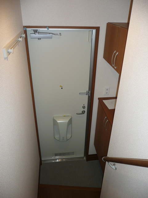 玄関　同タイプ物件写真を掲載しております。