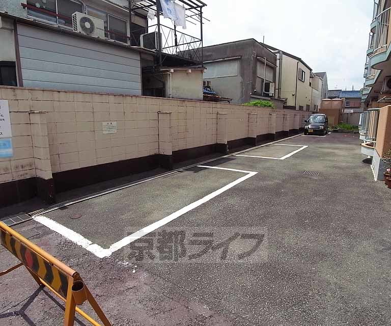 【サンパレスの駐車場】