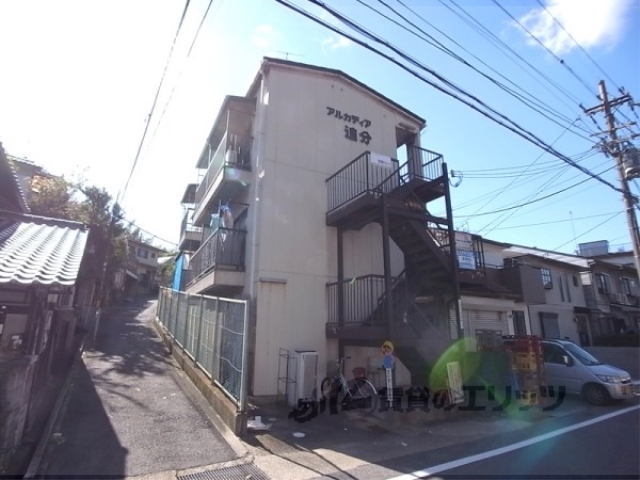 京都市山科区八軒屋敷町のマンションの建物外観