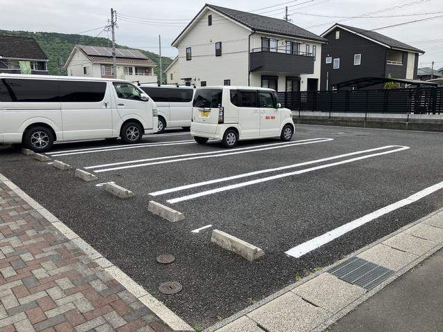 【ヴィラ　ラルジュ　翠の駐車場】