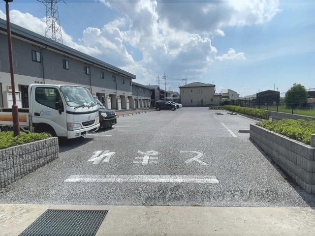 【彦根市西葛籠町のアパートの駐車場】