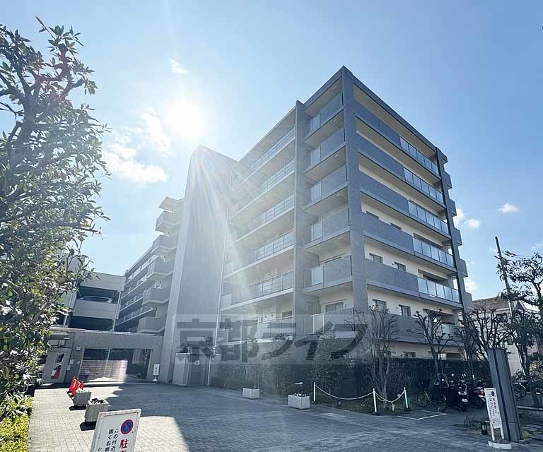 京都市右京区太秦下角田町のマンションの建物外観