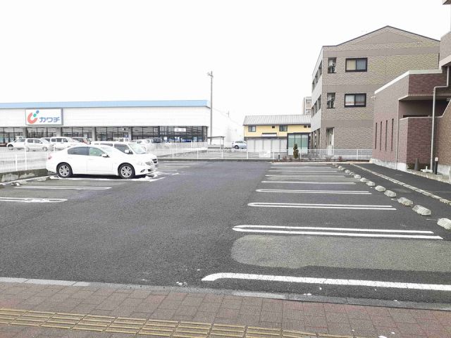 【名取市美田園のマンションの駐車場】