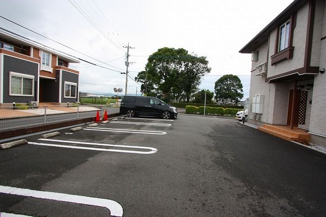 【朝倉郡筑前町山隈のアパートの駐車場】