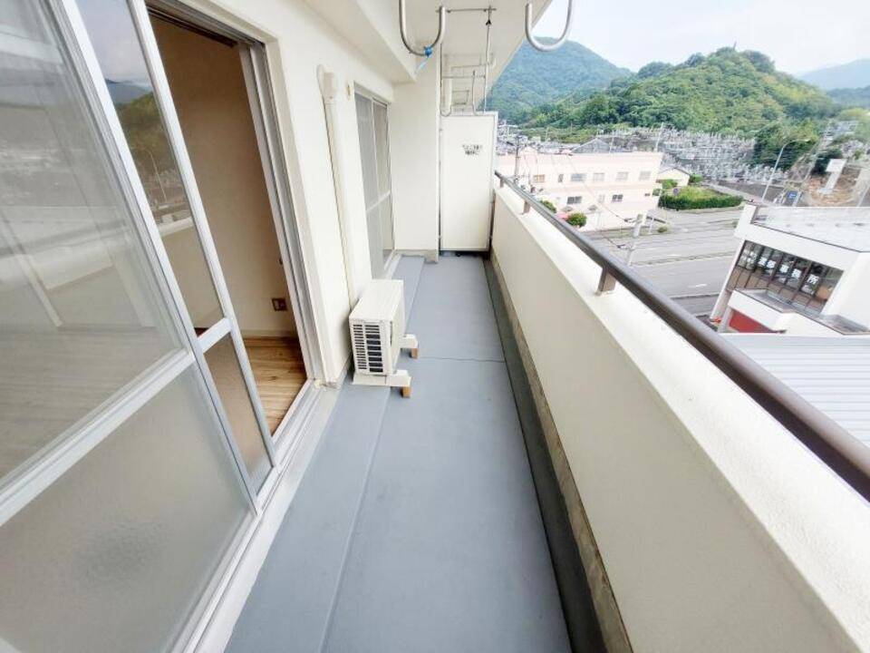 【伊予郡砥部町宮内のマンションのバルコニー】