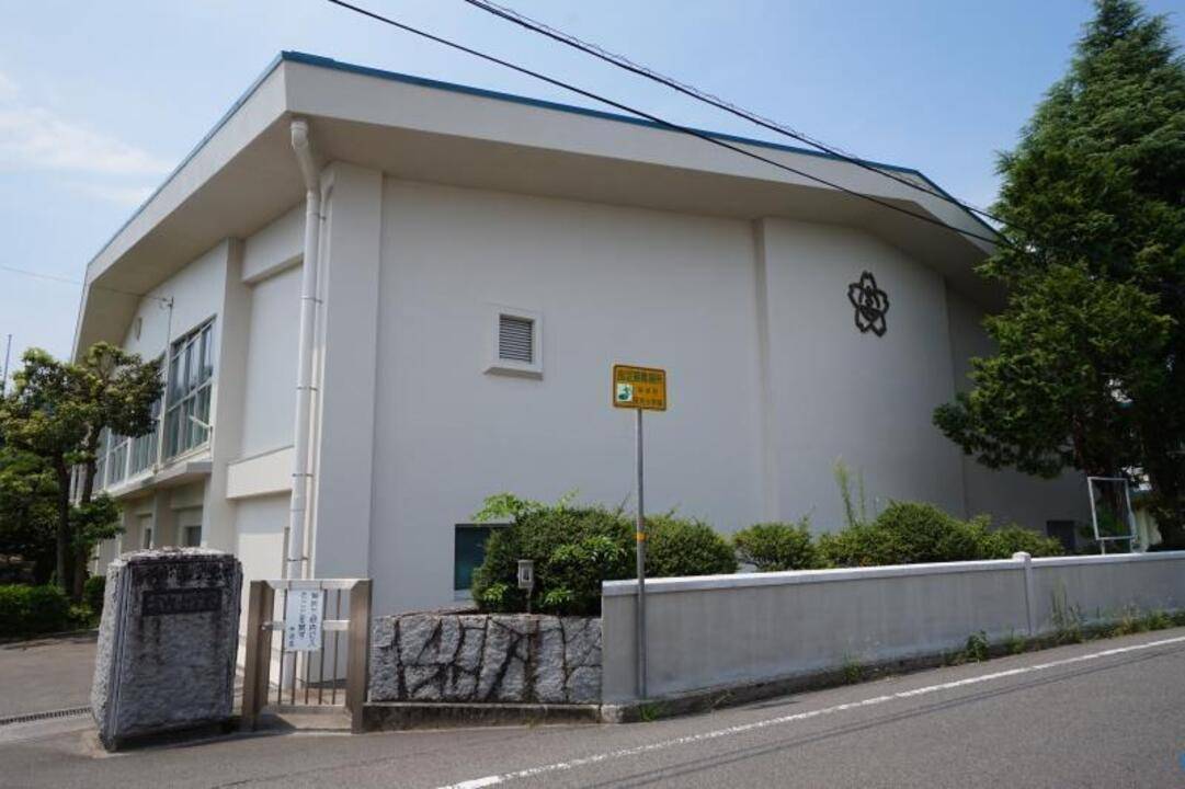 【伊予郡砥部町宮内のマンションの小学校】