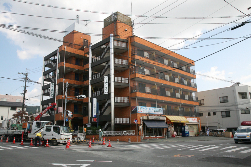 奈良市東紀寺町のマンションの建物外観