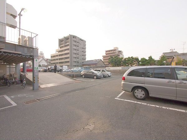 【名古屋市昭和区滝子町のマンションの駐車場】