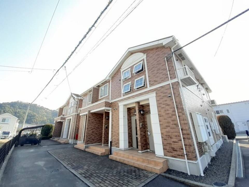 松山市北吉田町のアパートの建物外観