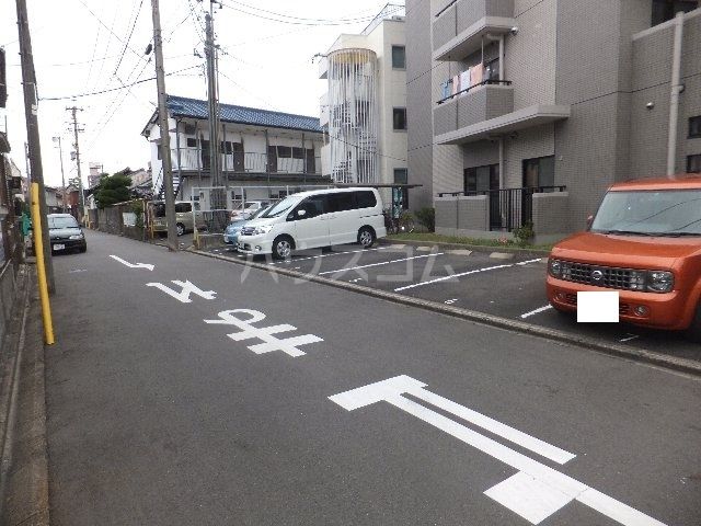 【グラン・シャリオ本陣の駐車場】