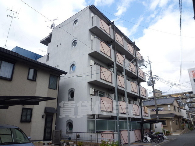 京都市伏見区東柳町のマンションの建物外観