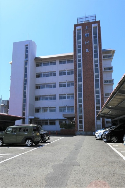 松山市雄郡のマンションの建物外観