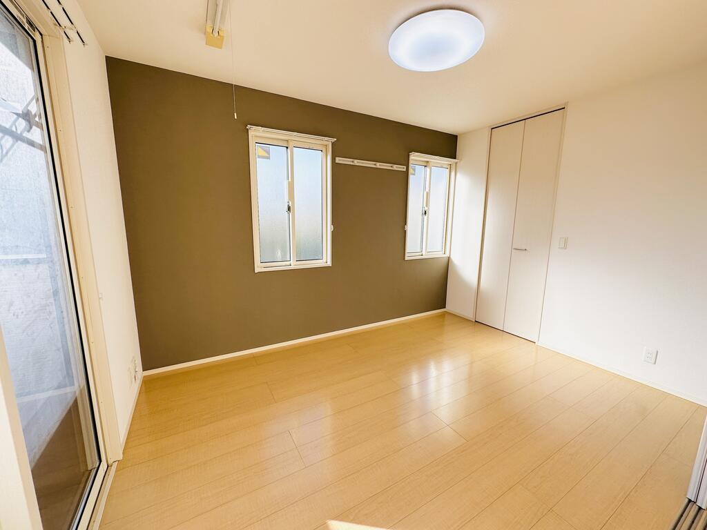 その他部屋・スペース　洋室　※奥の窓は実際のお部屋にはありません