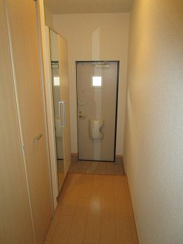 江田島市 2階建 築16年の玄関写真