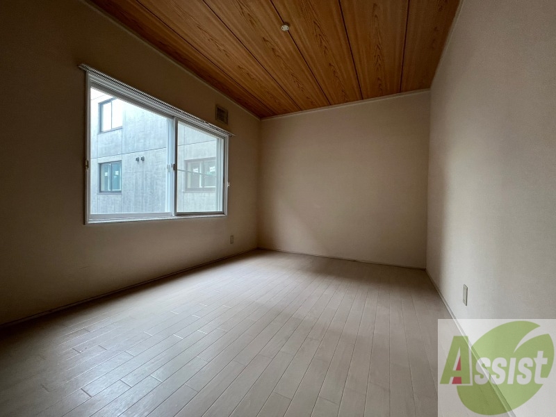 その他部屋・スペース　寝室はこちらです。光が差し込む、温かみのあるお部屋です。