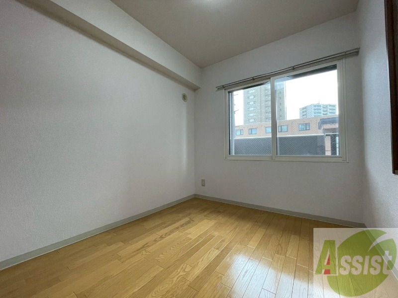 その他部屋・スペース　寝室はこちらです。光が差し込む、温かみのあるお部屋です。