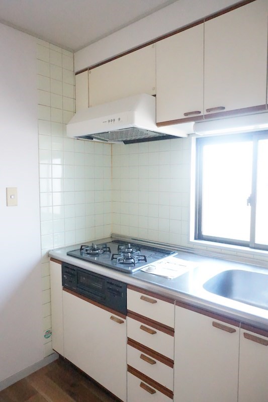 キッチン　３口ガスコンログリル付システムキッチンでお料理楽々