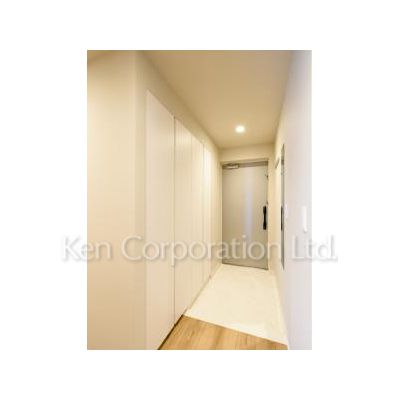 玄関　同タイプ13階のお部屋を撮影。仕様が異なることがあります。