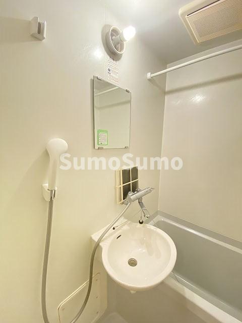 洗面設備　明るい洗面所です