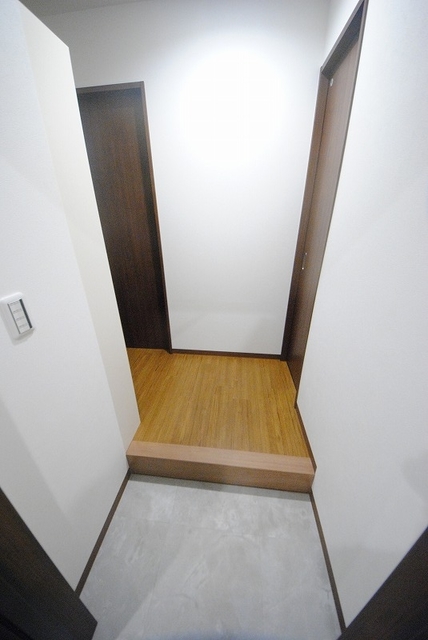 玄関　写真は１０３号室