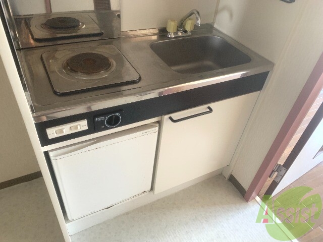 キッチン　嬉しいシステムキッチンです。コンロが付いているので便利ですよ