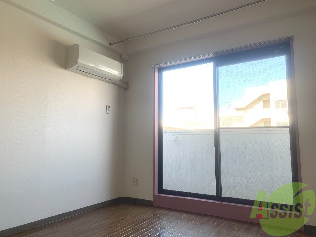 居室・リビング　こちらがリビングです。窓から陽が差し込んで明るいお部屋ですね