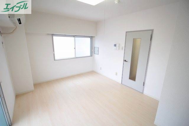 居室・リビング　同物件別部屋の写真です。