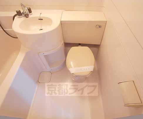 トイレ　ユニットバスなのでトイレ掃除が楽です。