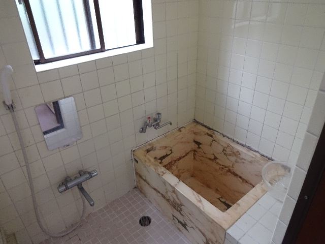 バス・シャワールーム　窓付きのお風呂