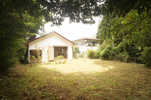 建物外観　お庭で自由な時間を過ごせます