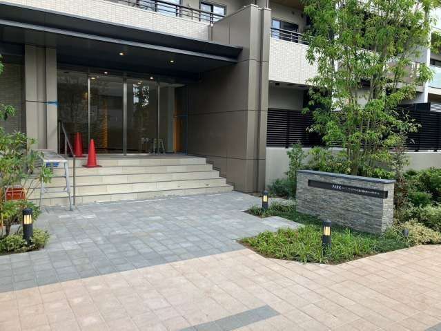 エントランス　落ち着いたエントランスです