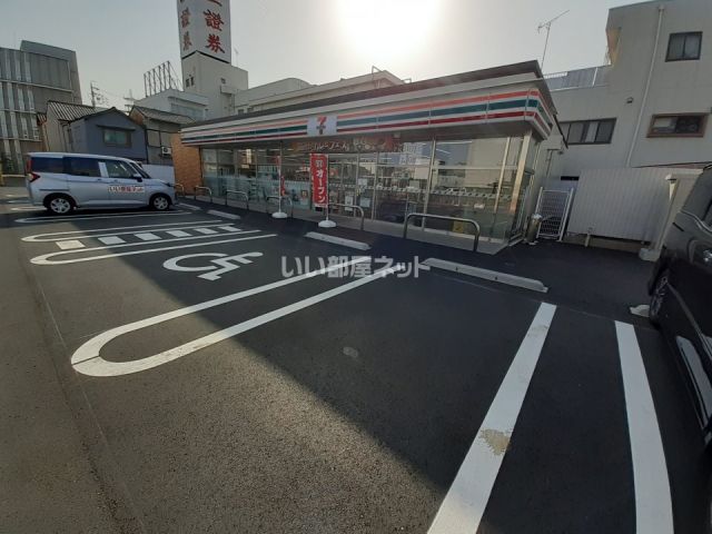 コンビニ　セブンイレブン津市中央店（コンビニ）まで398m