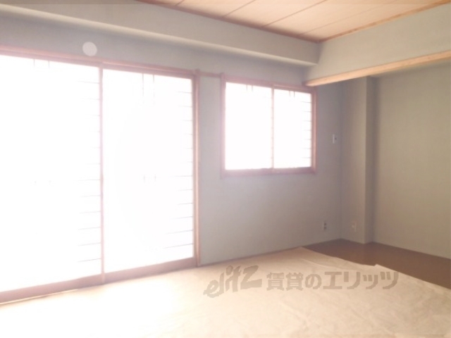 居室・リビング　８帖の和室、南向きで明るいです