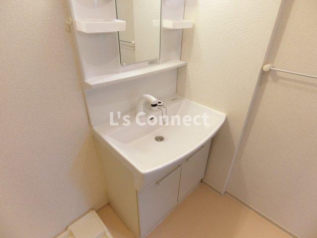 洗面設備　朝の支度もスムーズな独立洗面台。