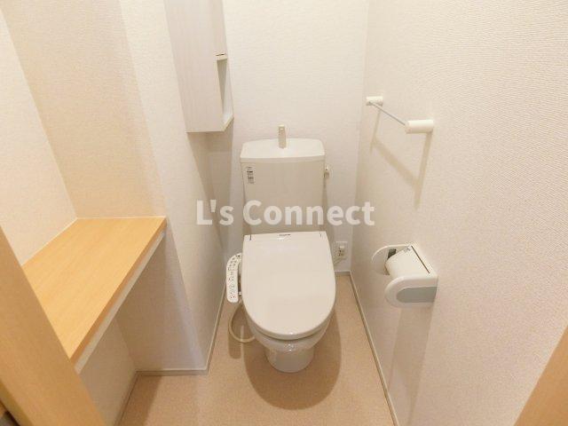 トイレ　温水洗浄便座付きのトイレ。