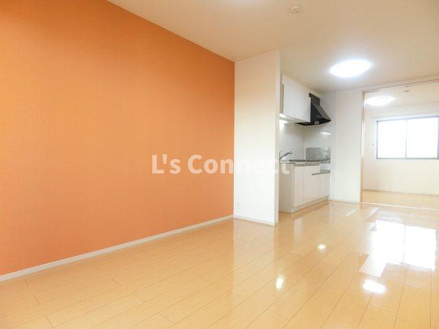 居室・リビング　アクセントクロス仕様のＬＤＫ。