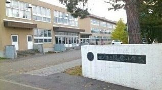 小学校　旭川市立陵雲小学校（小学校）まで1100m