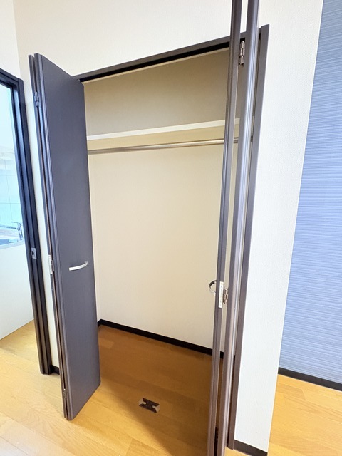 収納　衣類を畳まずに掛けられるポール付き収納！