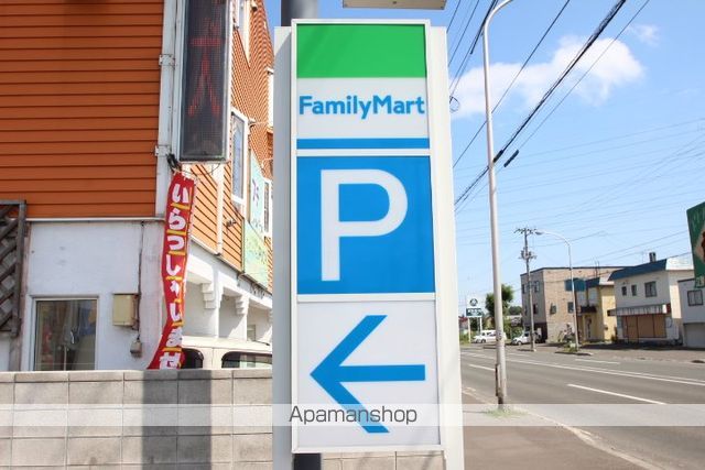 コンビニ　ファミリーマート（コンビニ）まで931m