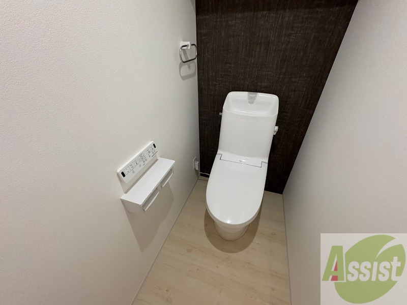 トイレ　暖房便座になっているので快適に使えますね。