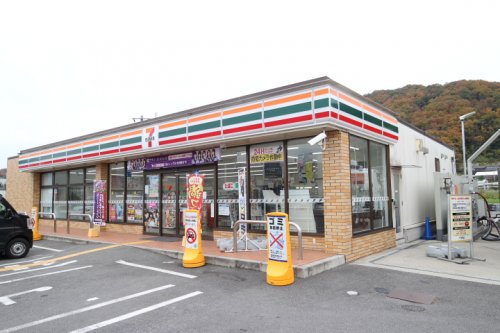 コンビニ　セブンイレブン 平群平等寺店(ならクル)（コンビニ）まで935m